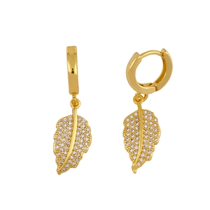 Pendientes de hoja dorada con circonitas micropavé y cierre de aro tipo huggie