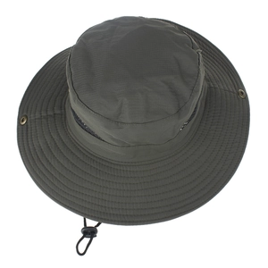 Dettaglio cappello da sole verde oliva con fascia in rete traspirante e cordino antivento