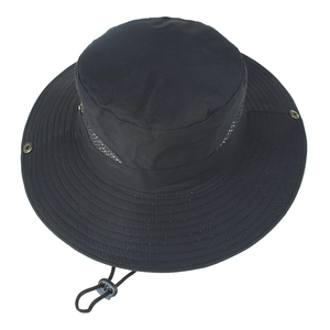 Dettaglio cappello da sole nero outdoor con rete traspirante e cinturino sottogola regolabile