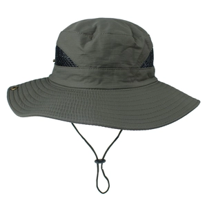 Cappello da sole verde oliva con rete traspirante e cordino antivento su fondo bianco