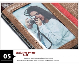 Gros plan d'un portefeuille en cuir avec grain de litchi et fente transparente pour photo