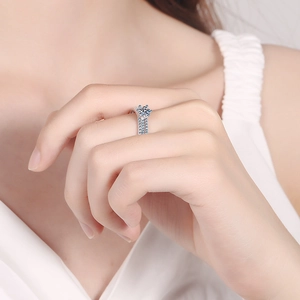925 sterling silver ring set with vibrant blue moissanite stones on a model's hand