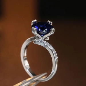 Makro-Seitenansicht des runden blauen Kristallrings mit silbernem Pavé-Diamantband