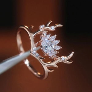 Dettaglio ravvicinato dell'anello con corna di alce in oro rosa e zircone a taglio marquise