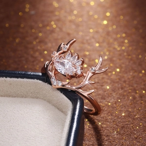 Macro anello in oro rosa con corna di renna e zircone marquise su portagioie blu scuro