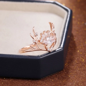 Macro dell'anello con corna di renna in oro rosa e zircone su confezione regalo