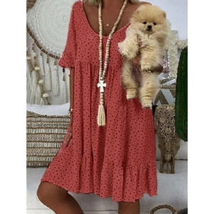 Detalle de vestido de verano rojo con lunares con cuello en V y mangas volantes