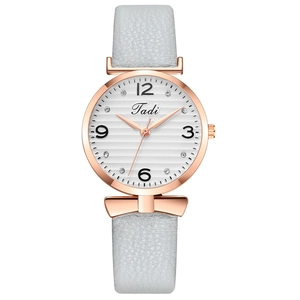 Détail montre Tadi femme avec boîtier or rose, index cristal et bracelet en cuir gris