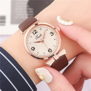 Montre à quartz femme avec boîtier or rose, bracelet cuir marron et nœuds élégants