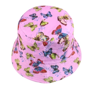 Détail d'un chapeau bob rose avec imprimés papillons colorés et texture du tissu