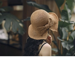 Détail d'un chapeau de paille pour femme doté d'un élégant nœud tissé à la main