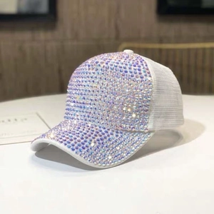 Dettaglio degli strass iridescenti sulla calotta in rete bianca traspirante del cappello