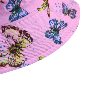Détail du chapeau de soleil en coton rose avec imprimé papillon et bord surpiqué