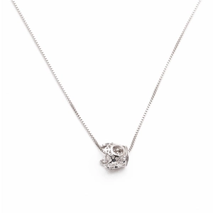 Collier couronne en argent avec zircons bleus micro-incrustés sur un fond blanc pur