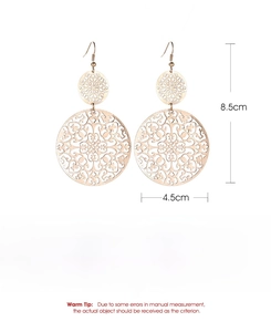 Détails des boucles d'oreilles vintage en alliage doré avec motifs floraux et mesures
