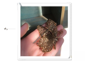 Detail einer Vintage Gold Schmetterling Brosche mit feiner Metallarbeit auf den Flügeln
