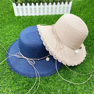 Chapeaux de paille à large bord pour femmes avec pendentifs coquillage en bleu et beige