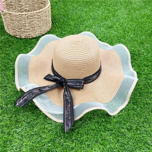 Chapeau de paille à larges bords avec dentelle et ruban imprimé à nœud élégant