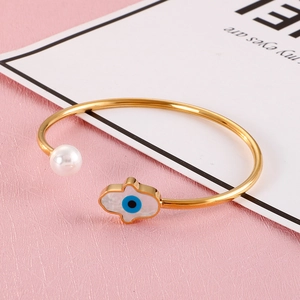 Bracelet jonc doré Œil maléfique avec perle blanche et breloque Main de Fatma
