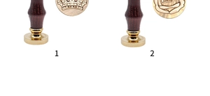 Detailansicht von Siegelstempeln aus Messing mit Holzgriff und Motiven von Krone und Rose