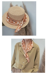 Sciarpa di seta a pois abbinata a un cappello e come elegante accessorio da collo