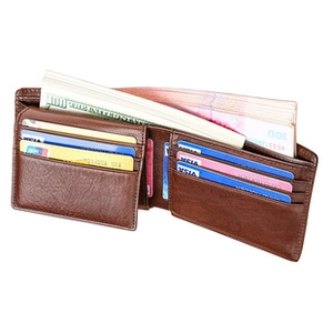 Détail de l'intérieur d'un portefeuille en cuir marron avec fentes cartes et protection RFID