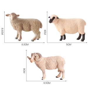 Set di figure realistiche di pecore con montone merino con corna e agnellini giocattolo