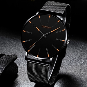 Detalle de reloj negro con correa de malla e índices naranjas desde un ángulo de 45°