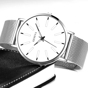 Detalle de la correa de malla plateada y esfera blanca de un reloj de negocios Geneva