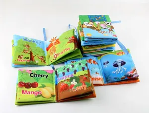 Détail de livres en tissu pour bébé avec motifs d'animaux colorés et boucles de suspension