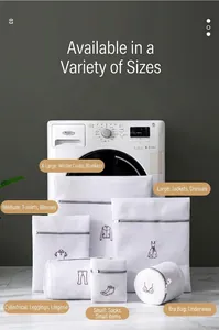 Détail du lot de filets à linge blancs avec fermetures grises et icônes sur lave-linge
