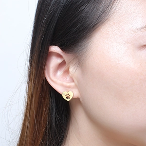 Boucles d'oreilles cœur dorées avec empreinte de patte ajourée et incrustation cristal