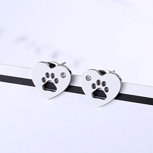 Boucles d'oreilles cœur en argent avec empreinte de patte et petit diamant pour femme