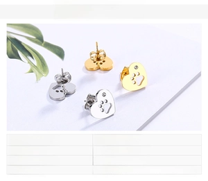 Détails macro de boucles d'oreilles patte de chat évidée avec petits diamants et mesures
