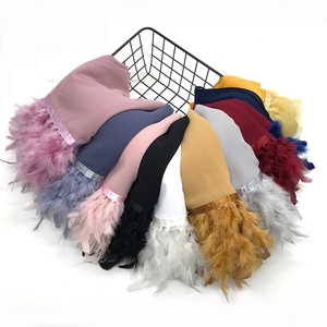 Detalle de bufandas de gasa con flecos de plumas a juego en varios colores vibrantes
