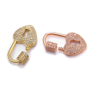 Makro-Detail von herzförmigen Schmuckverschlüssen in Gold und Roségold mit Mikro-Pave-Kristallen