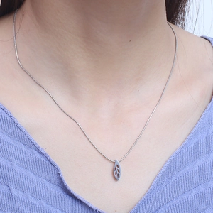 Elegante silberne Halskette mit Blattanhänger an Schlangenkette in Nahaufnahme am Model