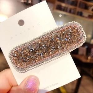 Dettaglio del fermaglio per capelli con strass color champagne e bordo di perle