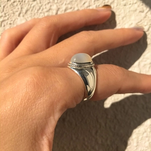 Detail of 925 sterling silver ring featuring white agate and twisted rope texture edge