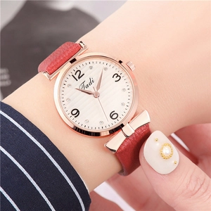 Montre femme or rose avec bracelet en cuir rouge et détail de nœud décoratif