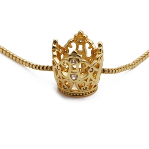 Collier pendentif couronne dorée avec micro-pavage de zircons sur une chaîne fine