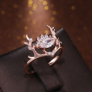 Dettaglio anello corna di renna oro rosa con zircone taglio marquise in astuccio