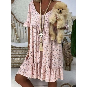 Detalle de vestido rosa de lunares con dobladillo de volantes en vestido midi casual boho