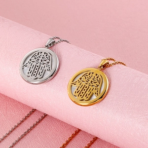 Colliers avec pendentif main de Hamsa en acier inoxydable, finitions or et argent