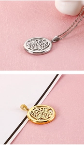 Détail macro de pendentifs ronds main de Hamsa en acier inoxydable argenté et doré
