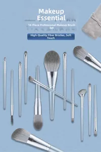 Dettaglio del set da 14 pennelli da trucco azzurro con setole grigie e sacchetto grigio