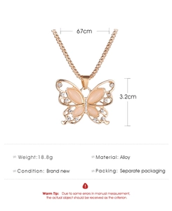 Detalle de colgante de mariposa con ojo de gato con medidas y cadena de 67cm de largo