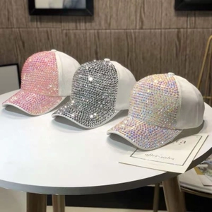 Vista dettagliata di cappelli da baseball con strass rosa, argento e iridescenti