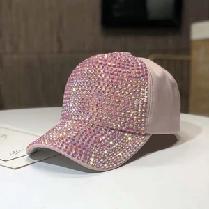 Dettaglio del berretto rosa con strass scintillanti e trama in tessuto a rete traspirante