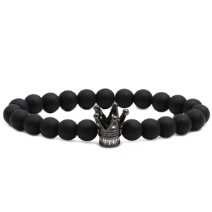 Bracelet en perles de pierre noire mate avec charm couronne en métal et zircons brillants